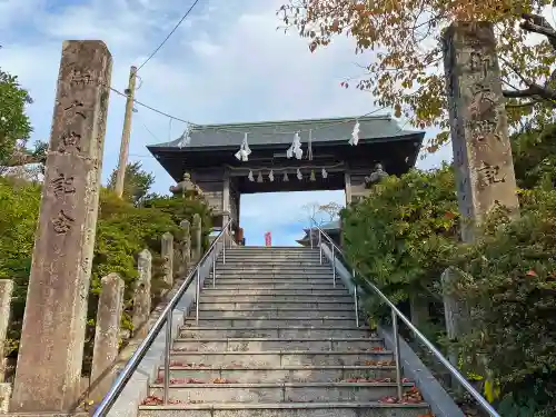 賣豆紀神社の山門・神門