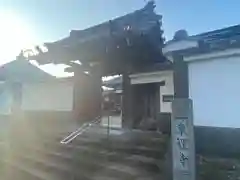 東運寺の山門