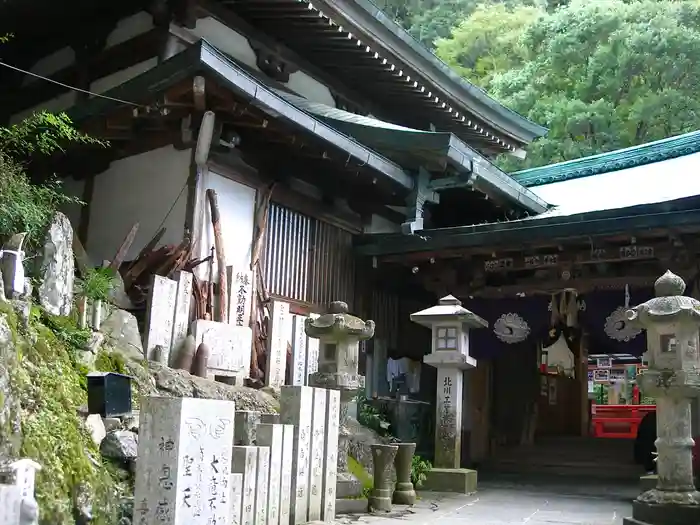 大本山七宝瀧寺の本殿