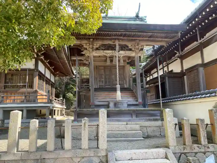 室津八幡神社の{uncategorized: "未分類", other: "その他", undefined: "問題あり", building: "その他建物", grave: "お墓", sacred_gate: "鳥居", guardian: "狛犬", statue: "像", buddha: "仏像", history: "歴史", nature: "自然", garden: "庭園", animal: "動物", pagoda: "塔", temizu: "手水舎", mountain_gate: "山門・神門", sanctuary: "本殿・本堂", subordinate: "末社・摂社", art: "芸術", scenery: "景色", jizo: "地蔵", ema: "絵馬", goshuin: "御朱印", omikuji: "おみくじ", items: "授与品その他", amulet: "お守り", goshuincho: "御朱印帳", eats: "食事", festival: "お祭り", votive_dance: "神楽", shichigosan: "七五三参", wedding: "結婚式", experience: "体験その他", initially: "初詣", around: "周辺", anti_infection: "感染症対策"}