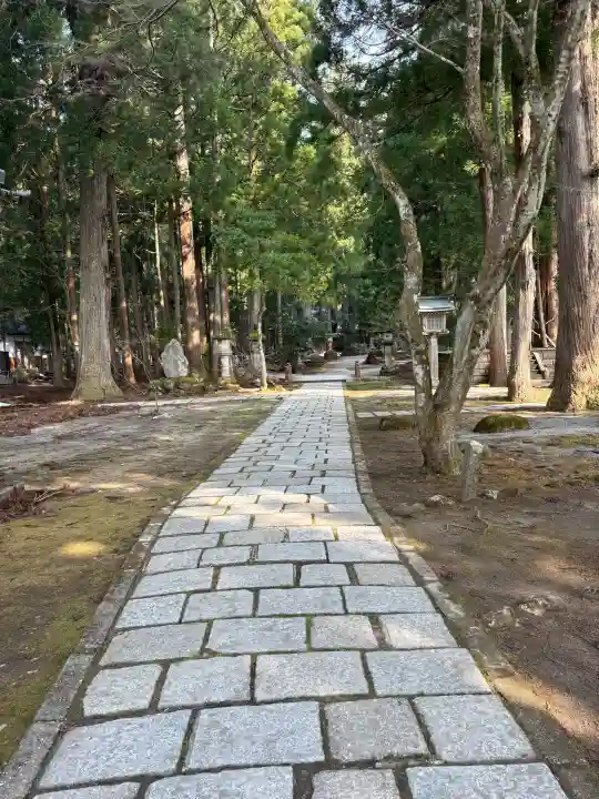 雄山神社中宮祈願殿の{uncategorized: "未分類", other: "その他", undefined: "問題あり", building: "その他建物", grave: "お墓", sacred_gate: "鳥居", guardian: "狛犬", statue: "像", buddha: "仏像", history: "歴史", nature: "自然", garden: "庭園", animal: "動物", pagoda: "塔", temizu: "手水舎", mountain_gate: "山門・神門", sanctuary: "本殿・本堂", subordinate: "末社・摂社", art: "芸術", scenery: "景色", jizo: "地蔵", ema: "絵馬", goshuin: "御朱印", omikuji: "おみくじ", items: "授与品その他", amulet: "お守り", goshuincho: "御朱印帳", eats: "食事", festival: "お祭り", votive_dance: "神楽", shichigosan: "七五三参", wedding: "結婚式", experience: "体験その他", initially: "初詣", around: "周辺", anti_infection: "感染症対策"}