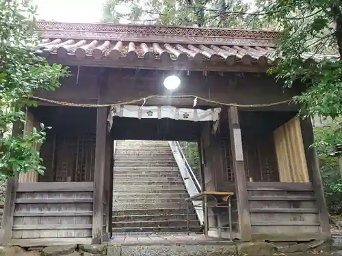 天津神社の山門