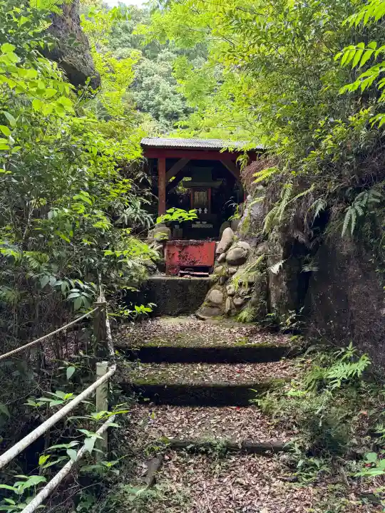 大川原稲荷神社の{uncategorized: "未分類", other: "その他", undefined: "問題あり", building: "その他建物", grave: "お墓", sacred_gate: "鳥居", guardian: "狛犬", statue: "像", buddha: "仏像", history: "歴史", nature: "自然", garden: "庭園", animal: "動物", pagoda: "塔", temizu: "手水舎", mountain_gate: "山門・神門", sanctuary: "本殿・本堂", subordinate: "末社・摂社", art: "芸術", scenery: "景色", jizo: "地蔵", ema: "絵馬", goshuin: "御朱印", omikuji: "おみくじ", items: "授与品その他", amulet: "お守り", goshuincho: "御朱印帳", eats: "食事", festival: "お祭り", votive_dance: "神楽", shichigosan: "七五三参", wedding: "結婚式", experience: "体験その他", initially: "初詣", around: "周辺", anti_infection: "感染症対策"}