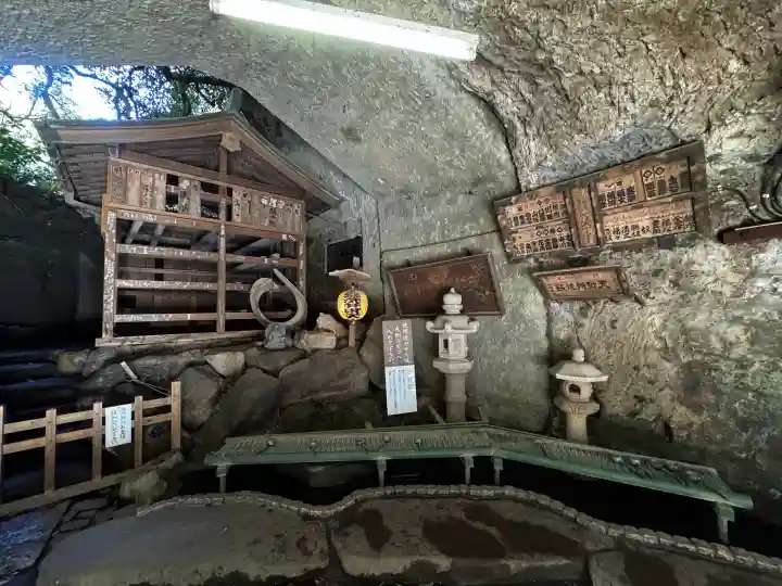 銭洗弁財天宇賀福神社の{uncategorized: "未分類", other: "その他", undefined: "問題あり", building: "その他建物", grave: "お墓", sacred_gate: "鳥居", guardian: "狛犬", statue: "像", buddha: "仏像", history: "歴史", nature: "自然", garden: "庭園", animal: "動物", pagoda: "塔", temizu: "手水舎", mountain_gate: "山門・神門", sanctuary: "本殿・本堂", subordinate: "末社・摂社", art: "芸術", scenery: "景色", jizo: "地蔵", ema: "絵馬", goshuin: "御朱印", omikuji: "おみくじ", items: "授与品その他", amulet: "お守り", goshuincho: "御朱印帳", eats: "食事", festival: "お祭り", votive_dance: "神楽", shichigosan: "七五三参", wedding: "結婚式", experience: "体験その他", initially: "初詣", around: "周辺", anti_infection: "感染症対策"}