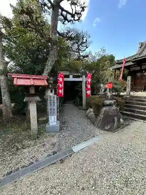 玉三稲荷神社の{uncategorized: "未分類", other: "その他", undefined: "問題あり", building: "その他建物", grave: "お墓", sacred_gate: "鳥居", guardian: "狛犬", statue: "像", buddha: "仏像", history: "歴史", nature: "自然", garden: "庭園", animal: "動物", pagoda: "塔", temizu: "手水舎", mountain_gate: "山門・神門", sanctuary: "本殿・本堂", subordinate: "末社・摂社", art: "芸術", scenery: "景色", jizo: "地蔵", ema: "絵馬", goshuin: "御朱印", omikuji: "おみくじ", items: "授与品その他", amulet: "お守り", goshuincho: "御朱印帳", eats: "食事", festival: "お祭り", votive_dance: "神楽", shichigosan: "七五三参", wedding: "結婚式", experience: "体験その他", initially: "初詣", around: "周辺", anti_infection: "感染症対策"}