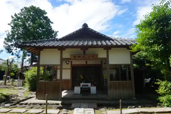 西大寺の本殿・本堂