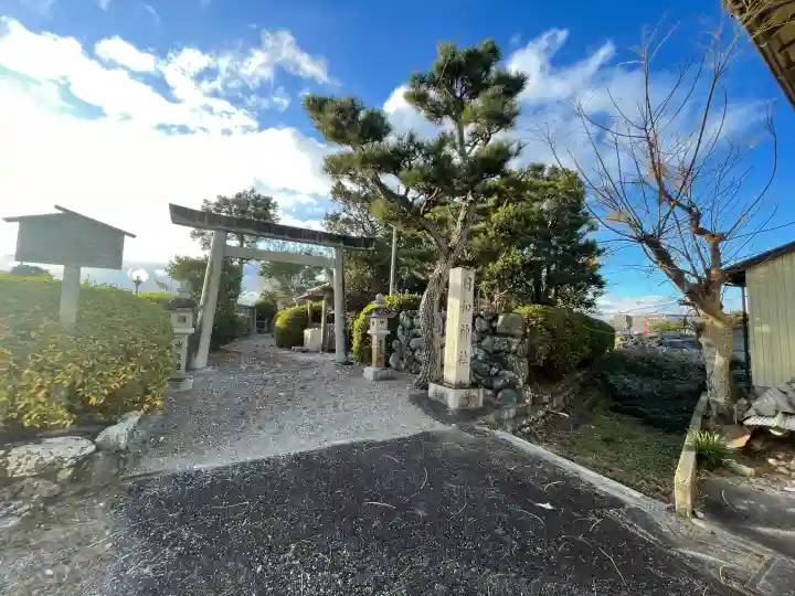 日和神社の{uncategorized: "未分類", other: "その他", undefined: "問題あり", building: "その他建物", grave: "お墓", sacred_gate: "鳥居", guardian: "狛犬", statue: "像", buddha: "仏像", history: "歴史", nature: "自然", garden: "庭園", animal: "動物", pagoda: "塔", temizu: "手水舎", mountain_gate: "山門・神門", sanctuary: "本殿・本堂", subordinate: "末社・摂社", art: "芸術", scenery: "景色", jizo: "地蔵", ema: "絵馬", goshuin: "御朱印", omikuji: "おみくじ", items: "授与品その他", amulet: "お守り", goshuincho: "御朱印帳", eats: "食事", festival: "お祭り", votive_dance: "神楽", shichigosan: "七五三参", wedding: "結婚式", experience: "体験その他", initially: "初詣", around: "周辺", anti_infection: "感染症対策"}