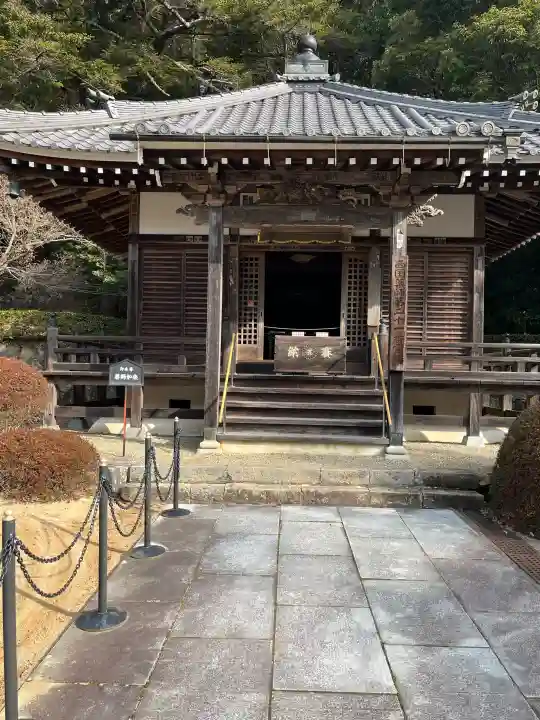 花山院菩提寺の{uncategorized: "未分類", other: "その他", undefined: "問題あり", building: "その他建物", grave: "お墓", sacred_gate: "鳥居", guardian: "狛犬", statue: "像", buddha: "仏像", history: "歴史", nature: "自然", garden: "庭園", animal: "動物", pagoda: "塔", temizu: "手水舎", mountain_gate: "山門・神門", sanctuary: "本殿・本堂", subordinate: "末社・摂社", art: "芸術", scenery: "景色", jizo: "地蔵", ema: "絵馬", goshuin: "御朱印", omikuji: "おみくじ", items: "授与品その他", amulet: "お守り", goshuincho: "御朱印帳", eats: "食事", festival: "お祭り", votive_dance: "神楽", shichigosan: "七五三参", wedding: "結婚式", experience: "体験その他", initially: "初詣", around: "周辺", anti_infection: "感染症対策"}