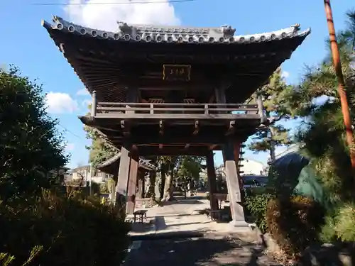 越境寺の山門