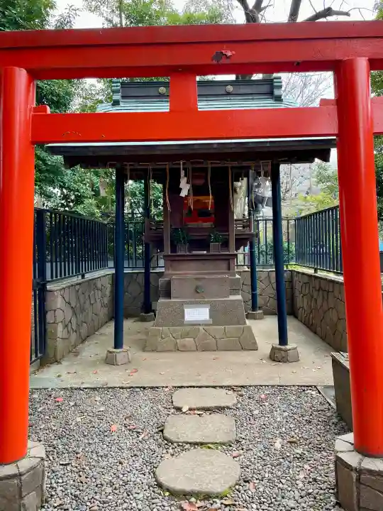 栄誉権現社の{uncategorized: "未分類", other: "その他", undefined: "問題あり", building: "その他建物", grave: "お墓", sacred_gate: "鳥居", guardian: "狛犬", statue: "像", buddha: "仏像", history: "歴史", nature: "自然", garden: "庭園", animal: "動物", pagoda: "塔", temizu: "手水舎", mountain_gate: "山門・神門", sanctuary: "本殿・本堂", subordinate: "末社・摂社", art: "芸術", scenery: "景色", jizo: "地蔵", ema: "絵馬", goshuin: "御朱印", omikuji: "おみくじ", items: "授与品その他", amulet: "お守り", goshuincho: "御朱印帳", eats: "食事", festival: "お祭り", votive_dance: "神楽", shichigosan: "七五三参", wedding: "結婚式", experience: "体験その他", initially: "初詣", around: "周辺", anti_infection: "感染症対策"}