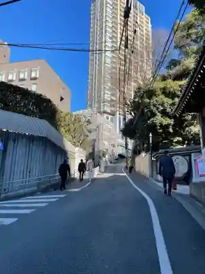 行人坂の途中にあります。かなり急な坂。