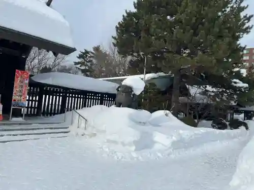札幌護國神社の{uncategorized: "未分類", other: "その他", undefined: "問題あり", building: "その他建物", grave: "お墓", sacred_gate: "鳥居", guardian: "狛犬", statue: "像", buddha: "仏像", history: "歴史", nature: "自然", garden: "庭園", animal: "動物", pagoda: "塔", temizu: "手水舎", mountain_gate: "山門・神門", sanctuary: "本殿・本堂", subordinate: "末社・摂社", art: "芸術", scenery: "景色", jizo: "地蔵", ema: "絵馬", goshuin: "御朱印", omikuji: "おみくじ", items: "授与品その他", amulet: "お守り", goshuincho: "御朱印帳", eats: "食事", festival: "お祭り", votive_dance: "神楽", shichigosan: "七五三参", wedding: "結婚式", experience: "体験その他", initially: "初詣", around: "周辺", anti_infection: "感染症対策"}