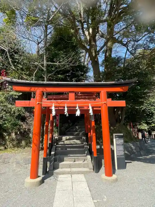 丸山稲荷社(鶴岡八幡宮)の{uncategorized: "未分類", other: "その他", undefined: "問題あり", building: "その他建物", grave: "お墓", sacred_gate: "鳥居", guardian: "狛犬", statue: "像", buddha: "仏像", history: "歴史", nature: "自然", garden: "庭園", animal: "動物", pagoda: "塔", temizu: "手水舎", mountain_gate: "山門・神門", sanctuary: "本殿・本堂", subordinate: "末社・摂社", art: "芸術", scenery: "景色", jizo: "地蔵", ema: "絵馬", goshuin: "御朱印", omikuji: "おみくじ", items: "授与品その他", amulet: "お守り", goshuincho: "御朱印帳", eats: "食事", festival: "お祭り", votive_dance: "神楽", shichigosan: "七五三参", wedding: "結婚式", experience: "体験その他", initially: "初詣", around: "周辺", anti_infection: "感染症対策"}