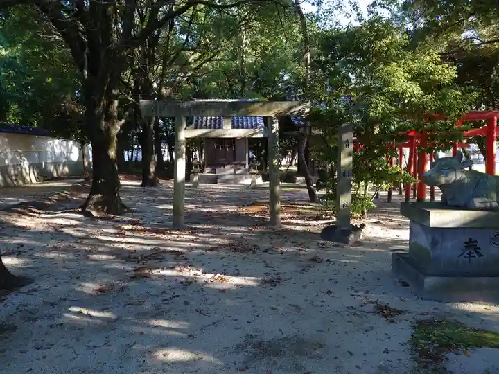 神明社・小河天神社合殿の末社・摂社