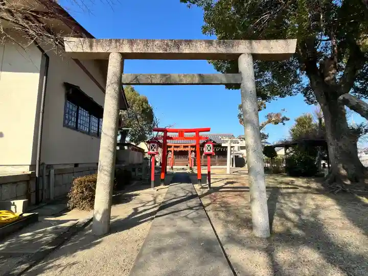 稲荷神社の{uncategorized: "未分類", other: "その他", undefined: "問題あり", building: "その他建物", grave: "お墓", sacred_gate: "鳥居", guardian: "狛犬", statue: "像", buddha: "仏像", history: "歴史", nature: "自然", garden: "庭園", animal: "動物", pagoda: "塔", temizu: "手水舎", mountain_gate: "山門・神門", sanctuary: "本殿・本堂", subordinate: "末社・摂社", art: "芸術", scenery: "景色", jizo: "地蔵", ema: "絵馬", goshuin: "御朱印", omikuji: "おみくじ", items: "授与品その他", amulet: "お守り", goshuincho: "御朱印帳", eats: "食事", festival: "お祭り", votive_dance: "神楽", shichigosan: "七五三参", wedding: "結婚式", experience: "体験その他", initially: "初詣", around: "周辺", anti_infection: "感染症対策"}
