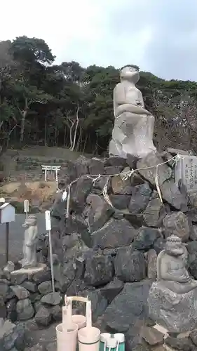 皇産霊神社の像