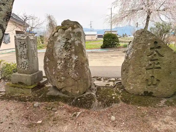 熊野神社の{uncategorized: "未分類", other: "その他", undefined: "問題あり", building: "その他建物", grave: "お墓", sacred_gate: "鳥居", guardian: "狛犬", statue: "像", buddha: "仏像", history: "歴史", nature: "自然", garden: "庭園", animal: "動物", pagoda: "塔", temizu: "手水舎", mountain_gate: "山門・神門", sanctuary: "本殿・本堂", subordinate: "末社・摂社", art: "芸術", scenery: "景色", jizo: "地蔵", ema: "絵馬", goshuin: "御朱印", omikuji: "おみくじ", items: "授与品その他", amulet: "お守り", goshuincho: "御朱印帳", eats: "食事", festival: "お祭り", votive_dance: "神楽", shichigosan: "七五三参", wedding: "結婚式", experience: "体験その他", initially: "初詣", around: "周辺", anti_infection: "感染症対策"}
