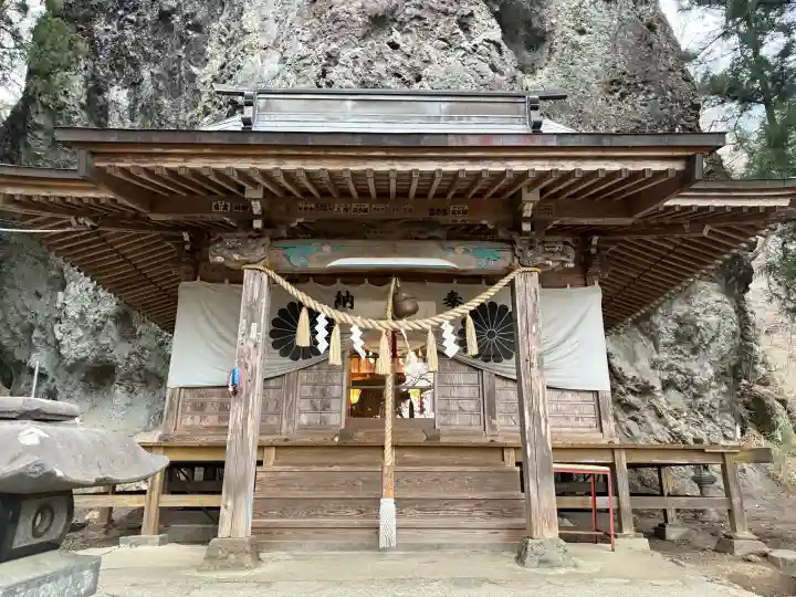 中之嶽神社の{uncategorized: "未分類", other: "その他", undefined: "問題あり", building: "その他建物", grave: "お墓", sacred_gate: "鳥居", guardian: "狛犬", statue: "像", buddha: "仏像", history: "歴史", nature: "自然", garden: "庭園", animal: "動物", pagoda: "塔", temizu: "手水舎", mountain_gate: "山門・神門", sanctuary: "本殿・本堂", subordinate: "末社・摂社", art: "芸術", scenery: "景色", jizo: "地蔵", ema: "絵馬", goshuin: "御朱印", omikuji: "おみくじ", items: "授与品その他", amulet: "お守り", goshuincho: "御朱印帳", eats: "食事", festival: "お祭り", votive_dance: "神楽", shichigosan: "七五三参", wedding: "結婚式", experience: "体験その他", initially: "初詣", around: "周辺", anti_infection: "感染症対策"}