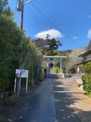 高家神社の{uncategorized: "未分類", other: "その他", undefined: "問題あり", building: "その他建物", grave: "お墓", sacred_gate: "鳥居", guardian: "狛犬", statue: "像", buddha: "仏像", history: "歴史", nature: "自然", garden: "庭園", animal: "動物", pagoda: "塔", temizu: "手水舎", mountain_gate: "山門・神門", sanctuary: "本殿・本堂", subordinate: "末社・摂社", art: "芸術", scenery: "景色", jizo: "地蔵", ema: "絵馬", goshuin: "御朱印", omikuji: "おみくじ", items: "授与品その他", amulet: "お守り", goshuincho: "御朱印帳", eats: "食事", festival: "お祭り", votive_dance: "神楽", shichigosan: "七五三参", wedding: "結婚式", experience: "体験その他", initially: "初詣", around: "周辺", anti_infection: "感染症対策"}