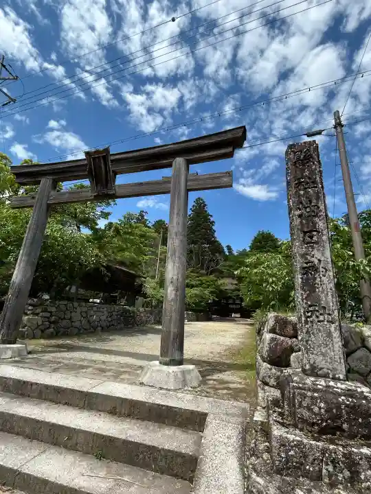 油日神社の{uncategorized: "未分類", other: "その他", undefined: "問題あり", building: "その他建物", grave: "お墓", sacred_gate: "鳥居", guardian: "狛犬", statue: "像", buddha: "仏像", history: "歴史", nature: "自然", garden: "庭園", animal: "動物", pagoda: "塔", temizu: "手水舎", mountain_gate: "山門・神門", sanctuary: "本殿・本堂", subordinate: "末社・摂社", art: "芸術", scenery: "景色", jizo: "地蔵", ema: "絵馬", goshuin: "御朱印", omikuji: "おみくじ", items: "授与品その他", amulet: "お守り", goshuincho: "御朱印帳", eats: "食事", festival: "お祭り", votive_dance: "神楽", shichigosan: "七五三参", wedding: "結婚式", experience: "体験その他", initially: "初詣", around: "周辺", anti_infection: "感染症対策"}