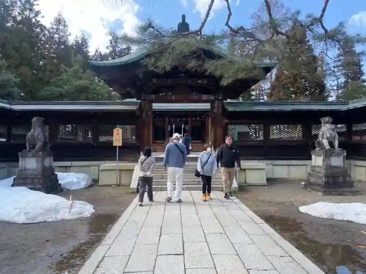 上杉神社の{uncategorized: "未分類", other: "その他", undefined: "問題あり", building: "その他建物", grave: "お墓", sacred_gate: "鳥居", guardian: "狛犬", statue: "像", buddha: "仏像", history: "歴史", nature: "自然", garden: "庭園", animal: "動物", pagoda: "塔", temizu: "手水舎", mountain_gate: "山門・神門", sanctuary: "本殿・本堂", subordinate: "末社・摂社", art: "芸術", scenery: "景色", jizo: "地蔵", ema: "絵馬", goshuin: "御朱印", omikuji: "おみくじ", items: "授与品その他", amulet: "お守り", goshuincho: "御朱印帳", eats: "食事", festival: "お祭り", votive_dance: "神楽", shichigosan: "七五三参", wedding: "結婚式", experience: "体験その他", initially: "初詣", around: "周辺", anti_infection: "感染症対策"}