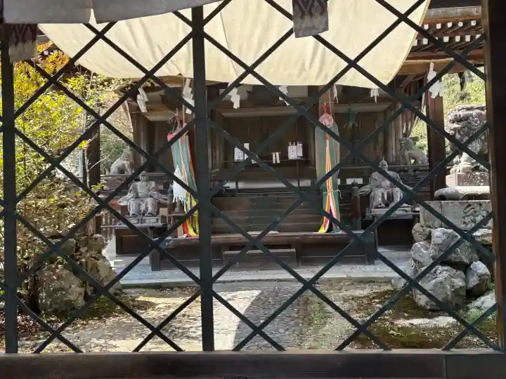 三尾神社の{uncategorized: "未分類", other: "その他", undefined: "問題あり", building: "その他建物", grave: "お墓", sacred_gate: "鳥居", guardian: "狛犬", statue: "像", buddha: "仏像", history: "歴史", nature: "自然", garden: "庭園", animal: "動物", pagoda: "塔", temizu: "手水舎", mountain_gate: "山門・神門", sanctuary: "本殿・本堂", subordinate: "末社・摂社", art: "芸術", scenery: "景色", jizo: "地蔵", ema: "絵馬", goshuin: "御朱印", omikuji: "おみくじ", items: "授与品その他", amulet: "お守り", goshuincho: "御朱印帳", eats: "食事", festival: "お祭り", votive_dance: "神楽", shichigosan: "七五三参", wedding: "結婚式", experience: "体験その他", initially: "初詣", around: "周辺", anti_infection: "感染症対策"}