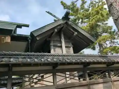 神明社（新茶屋）の{uncategorized: "未分類", other: "その他", undefined: "問題あり", building: "その他建物", grave: "お墓", sacred_gate: "鳥居", guardian: "狛犬", statue: "像", buddha: "仏像", history: "歴史", nature: "自然", garden: "庭園", animal: "動物", pagoda: "塔", temizu: "手水舎", mountain_gate: "山門・神門", sanctuary: "本殿・本堂", subordinate: "末社・摂社", art: "芸術", scenery: "景色", jizo: "地蔵", ema: "絵馬", goshuin: "御朱印", omikuji: "おみくじ", items: "授与品その他", amulet: "お守り", goshuincho: "御朱印帳", eats: "食事", festival: "お祭り", votive_dance: "神楽", shichigosan: "七五三参", wedding: "結婚式", experience: "体験その他", initially: "初詣", around: "周辺", anti_infection: "感染症対策"}