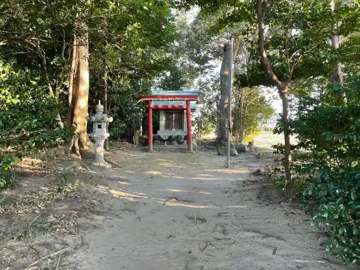 黄金塚稲荷神社の{uncategorized: "未分類", other: "その他", undefined: "問題あり", building: "その他建物", grave: "お墓", sacred_gate: "鳥居", guardian: "狛犬", statue: "像", buddha: "仏像", history: "歴史", nature: "自然", garden: "庭園", animal: "動物", pagoda: "塔", temizu: "手水舎", mountain_gate: "山門・神門", sanctuary: "本殿・本堂", subordinate: "末社・摂社", art: "芸術", scenery: "景色", jizo: "地蔵", ema: "絵馬", goshuin: "御朱印", omikuji: "おみくじ", items: "授与品その他", amulet: "お守り", goshuincho: "御朱印帳", eats: "食事", festival: "お祭り", votive_dance: "神楽", shichigosan: "七五三参", wedding: "結婚式", experience: "体験その他", initially: "初詣", around: "周辺", anti_infection: "感染症対策"}