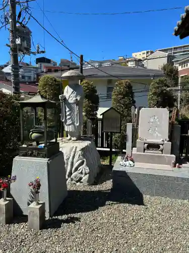 大久保山 自性院の{uncategorized: "未分類", other: "その他", undefined: "問題あり", building: "その他建物", grave: "お墓", sacred_gate: "鳥居", guardian: "狛犬", statue: "像", buddha: "仏像", history: "歴史", nature: "自然", garden: "庭園", animal: "動物", pagoda: "塔", temizu: "手水舎", mountain_gate: "山門・神門", sanctuary: "本殿・本堂", subordinate: "末社・摂社", art: "芸術", scenery: "景色", jizo: "地蔵", ema: "絵馬", goshuin: "御朱印", omikuji: "おみくじ", items: "授与品その他", amulet: "お守り", goshuincho: "御朱印帳", eats: "食事", festival: "お祭り", votive_dance: "神楽", shichigosan: "七五三参", wedding: "結婚式", experience: "体験その他", initially: "初詣", around: "周辺", anti_infection: "感染症対策"}