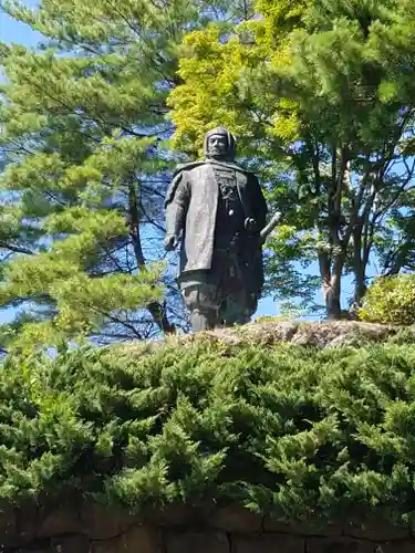 春日山神社の像