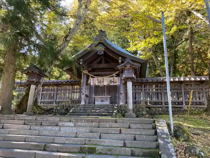 諏訪大社上社前宮の本殿・本堂