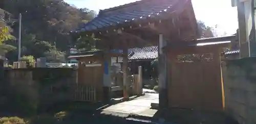 蓮乗院の山門