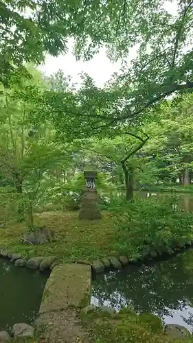 鳥海月山両所宮の庭園