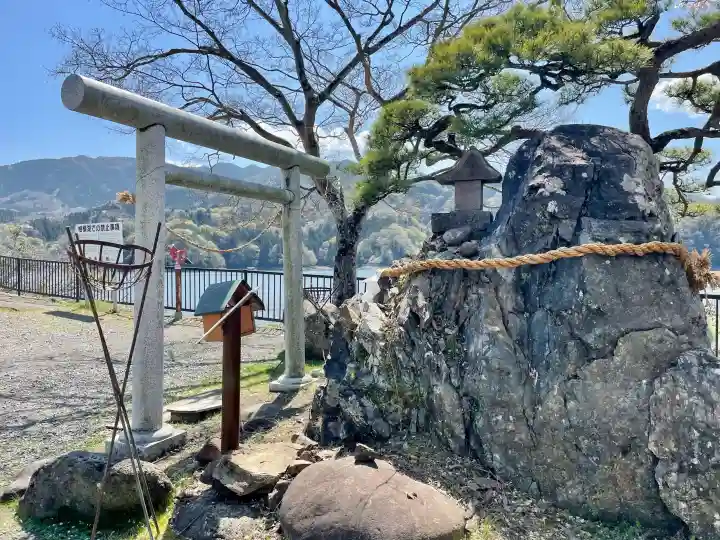 御供岩の{uncategorized: "未分類", other: "その他", undefined: "問題あり", building: "その他建物", grave: "お墓", sacred_gate: "鳥居", guardian: "狛犬", statue: "像", buddha: "仏像", history: "歴史", nature: "自然", garden: "庭園", animal: "動物", pagoda: "塔", temizu: "手水舎", mountain_gate: "山門・神門", sanctuary: "本殿・本堂", subordinate: "末社・摂社", art: "芸術", scenery: "景色", jizo: "地蔵", ema: "絵馬", goshuin: "御朱印", omikuji: "おみくじ", items: "授与品その他", amulet: "お守り", goshuincho: "御朱印帳", eats: "食事", festival: "お祭り", votive_dance: "神楽", shichigosan: "七五三参", wedding: "結婚式", experience: "体験その他", initially: "初詣", around: "周辺", anti_infection: "感染症対策"}
