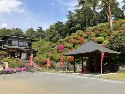 塩船観音寺の{uncategorized: "未分類", other: "その他", undefined: "問題あり", building: "その他建物", grave: "お墓", sacred_gate: "鳥居", guardian: "狛犬", statue: "像", buddha: "仏像", history: "歴史", nature: "自然", garden: "庭園", animal: "動物", pagoda: "塔", temizu: "手水舎", mountain_gate: "山門・神門", sanctuary: "本殿・本堂", subordinate: "末社・摂社", art: "芸術", scenery: "景色", jizo: "地蔵", ema: "絵馬", goshuin: "御朱印", omikuji: "おみくじ", items: "授与品その他", amulet: "お守り", goshuincho: "御朱印帳", eats: "食事", festival: "お祭り", votive_dance: "神楽", shichigosan: "七五三参", wedding: "結婚式", experience: "体験その他", initially: "初詣", around: "周辺", anti_infection: "感染症対策"}