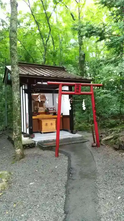 新屋山神社の末社・摂社