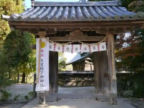 與止日女神社の山門・神門