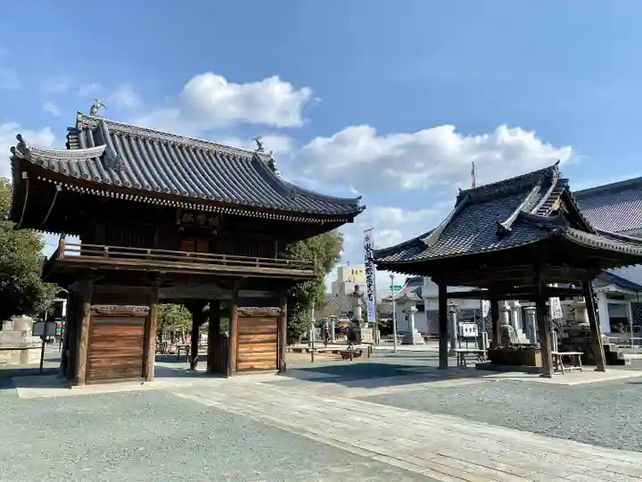 豊川閣 妙厳寺の山門・神門
