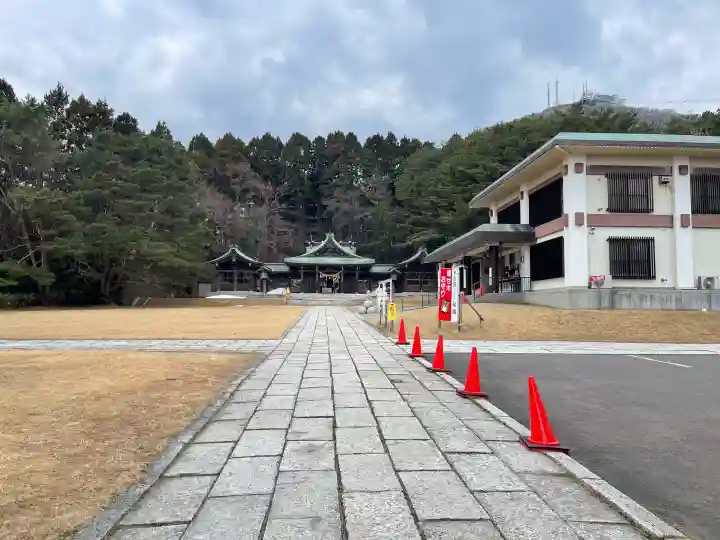 函館護國神社の{uncategorized: "未分類", other: "その他", undefined: "問題あり", building: "その他建物", grave: "お墓", sacred_gate: "鳥居", guardian: "狛犬", statue: "像", buddha: "仏像", history: "歴史", nature: "自然", garden: "庭園", animal: "動物", pagoda: "塔", temizu: "手水舎", mountain_gate: "山門・神門", sanctuary: "本殿・本堂", subordinate: "末社・摂社", art: "芸術", scenery: "景色", jizo: "地蔵", ema: "絵馬", goshuin: "御朱印", omikuji: "おみくじ", items: "授与品その他", amulet: "お守り", goshuincho: "御朱印帳", eats: "食事", festival: "お祭り", votive_dance: "神楽", shichigosan: "七五三参", wedding: "結婚式", experience: "体験その他", initially: "初詣", around: "周辺", anti_infection: "感染症対策"}