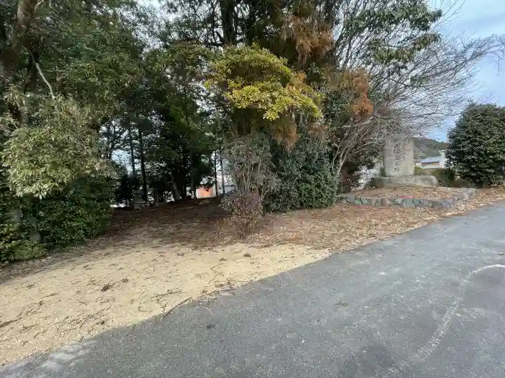 十二神社の{uncategorized: "未分類", other: "その他", undefined: "問題あり", building: "その他建物", grave: "お墓", sacred_gate: "鳥居", guardian: "狛犬", statue: "像", buddha: "仏像", history: "歴史", nature: "自然", garden: "庭園", animal: "動物", pagoda: "塔", temizu: "手水舎", mountain_gate: "山門・神門", sanctuary: "本殿・本堂", subordinate: "末社・摂社", art: "芸術", scenery: "景色", jizo: "地蔵", ema: "絵馬", goshuin: "御朱印", omikuji: "おみくじ", items: "授与品その他", amulet: "お守り", goshuincho: "御朱印帳", eats: "食事", festival: "お祭り", votive_dance: "神楽", shichigosan: "七五三参", wedding: "結婚式", experience: "体験その他", initially: "初詣", around: "周辺", anti_infection: "感染症対策"}