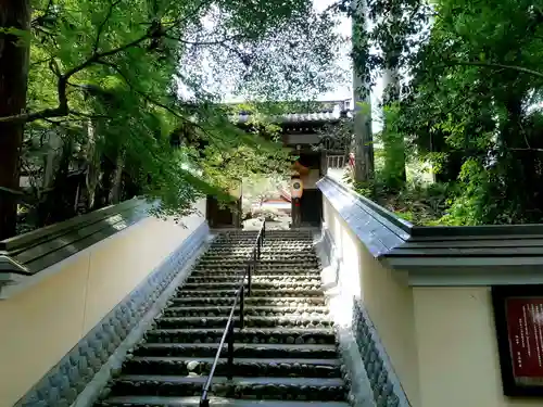 目の霊山　油山寺の山門