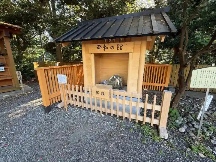 神明神社(石神さん)の{uncategorized: "未分類", other: "その他", undefined: "問題あり", building: "その他建物", grave: "お墓", sacred_gate: "鳥居", guardian: "狛犬", statue: "像", buddha: "仏像", history: "歴史", nature: "自然", garden: "庭園", animal: "動物", pagoda: "塔", temizu: "手水舎", mountain_gate: "山門・神門", sanctuary: "本殿・本堂", subordinate: "末社・摂社", art: "芸術", scenery: "景色", jizo: "地蔵", ema: "絵馬", goshuin: "御朱印", omikuji: "おみくじ", items: "授与品その他", amulet: "お守り", goshuincho: "御朱印帳", eats: "食事", festival: "お祭り", votive_dance: "神楽", shichigosan: "七五三参", wedding: "結婚式", experience: "体験その他", initially: "初詣", around: "周辺", anti_infection: "感染症対策"}