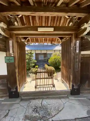 西教寺の山門