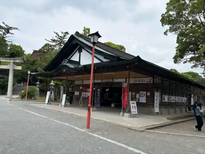 香椎宮の{uncategorized: "未分類", other: "その他", undefined: "問題あり", building: "その他建物", grave: "お墓", sacred_gate: "鳥居", guardian: "狛犬", statue: "像", buddha: "仏像", history: "歴史", nature: "自然", garden: "庭園", animal: "動物", pagoda: "塔", temizu: "手水舎", mountain_gate: "山門・神門", sanctuary: "本殿・本堂", subordinate: "末社・摂社", art: "芸術", scenery: "景色", jizo: "地蔵", ema: "絵馬", goshuin: "御朱印", omikuji: "おみくじ", items: "授与品その他", amulet: "お守り", goshuincho: "御朱印帳", eats: "食事", festival: "お祭り", votive_dance: "神楽", shichigosan: "七五三参", wedding: "結婚式", experience: "体験その他", initially: "初詣", around: "周辺", anti_infection: "感染症対策"}