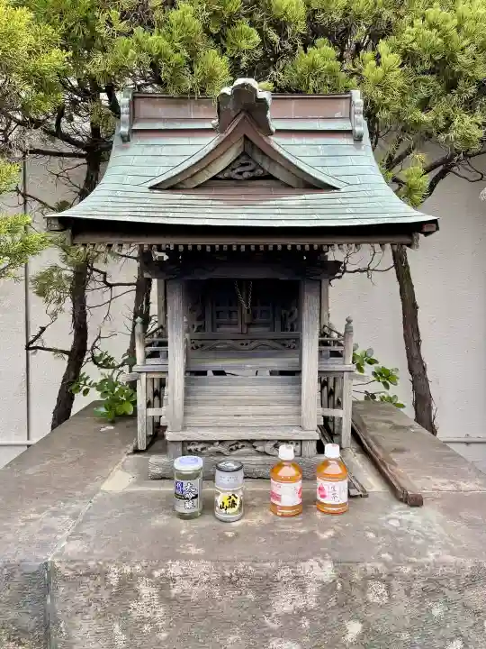 豊川稲荷(藤沢さいか屋)の{uncategorized: "未分類", other: "その他", undefined: "問題あり", building: "その他建物", grave: "お墓", sacred_gate: "鳥居", guardian: "狛犬", statue: "像", buddha: "仏像", history: "歴史", nature: "自然", garden: "庭園", animal: "動物", pagoda: "塔", temizu: "手水舎", mountain_gate: "山門・神門", sanctuary: "本殿・本堂", subordinate: "末社・摂社", art: "芸術", scenery: "景色", jizo: "地蔵", ema: "絵馬", goshuin: "御朱印", omikuji: "おみくじ", items: "授与品その他", amulet: "お守り", goshuincho: "御朱印帳", eats: "食事", festival: "お祭り", votive_dance: "神楽", shichigosan: "七五三参", wedding: "結婚式", experience: "体験その他", initially: "初詣", around: "周辺", anti_infection: "感染症対策"}
