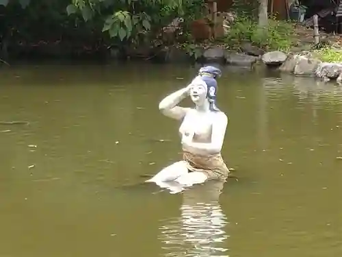 鳩吹稲荷神社の像