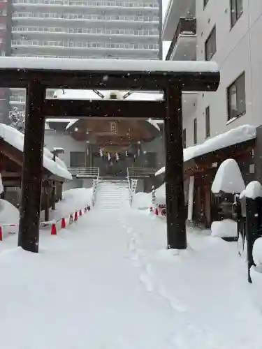 札幌祖霊神社の{uncategorized: "未分類", other: "その他", undefined: "問題あり", building: "その他建物", grave: "お墓", sacred_gate: "鳥居", guardian: "狛犬", statue: "像", buddha: "仏像", history: "歴史", nature: "自然", garden: "庭園", animal: "動物", pagoda: "塔", temizu: "手水舎", mountain_gate: "山門・神門", sanctuary: "本殿・本堂", subordinate: "末社・摂社", art: "芸術", scenery: "景色", jizo: "地蔵", ema: "絵馬", goshuin: "御朱印", omikuji: "おみくじ", items: "授与品その他", amulet: "お守り", goshuincho: "御朱印帳", eats: "食事", festival: "お祭り", votive_dance: "神楽", shichigosan: "七五三参", wedding: "結婚式", experience: "体験その他", initially: "初詣", around: "周辺", anti_infection: "感染症対策"}