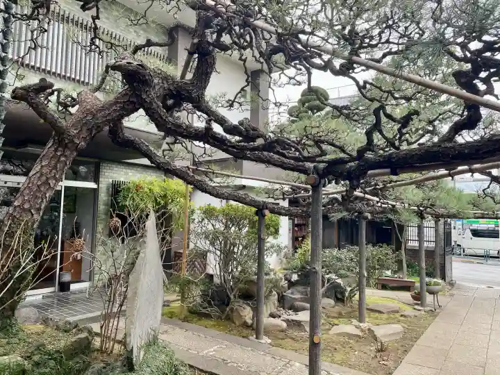 妙情寺の{uncategorized: "未分類", other: "その他", undefined: "問題あり", building: "その他建物", grave: "お墓", sacred_gate: "鳥居", guardian: "狛犬", statue: "像", buddha: "仏像", history: "歴史", nature: "自然", garden: "庭園", animal: "動物", pagoda: "塔", temizu: "手水舎", mountain_gate: "山門・神門", sanctuary: "本殿・本堂", subordinate: "末社・摂社", art: "芸術", scenery: "景色", jizo: "地蔵", ema: "絵馬", goshuin: "御朱印", omikuji: "おみくじ", items: "授与品その他", amulet: "お守り", goshuincho: "御朱印帳", eats: "食事", festival: "お祭り", votive_dance: "神楽", shichigosan: "七五三参", wedding: "結婚式", experience: "体験その他", initially: "初詣", around: "周辺", anti_infection: "感染症対策"}