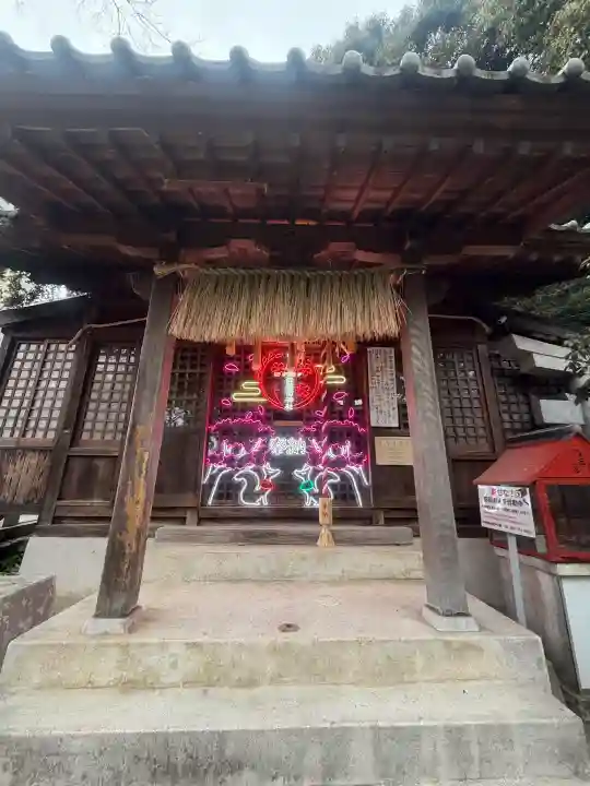 中司孫太郎稲荷神社の{uncategorized: "未分類", other: "その他", undefined: "問題あり", building: "その他建物", grave: "お墓", sacred_gate: "鳥居", guardian: "狛犬", statue: "像", buddha: "仏像", history: "歴史", nature: "自然", garden: "庭園", animal: "動物", pagoda: "塔", temizu: "手水舎", mountain_gate: "山門・神門", sanctuary: "本殿・本堂", subordinate: "末社・摂社", art: "芸術", scenery: "景色", jizo: "地蔵", ema: "絵馬", goshuin: "御朱印", omikuji: "おみくじ", items: "授与品その他", amulet: "お守り", goshuincho: "御朱印帳", eats: "食事", festival: "お祭り", votive_dance: "神楽", shichigosan: "七五三参", wedding: "結婚式", experience: "体験その他", initially: "初詣", around: "周辺", anti_infection: "感染症対策"}