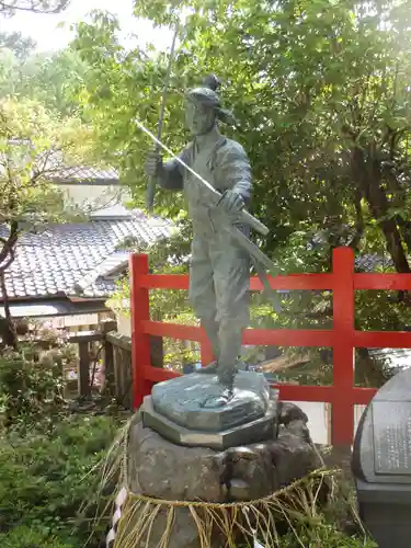 八大神社の像